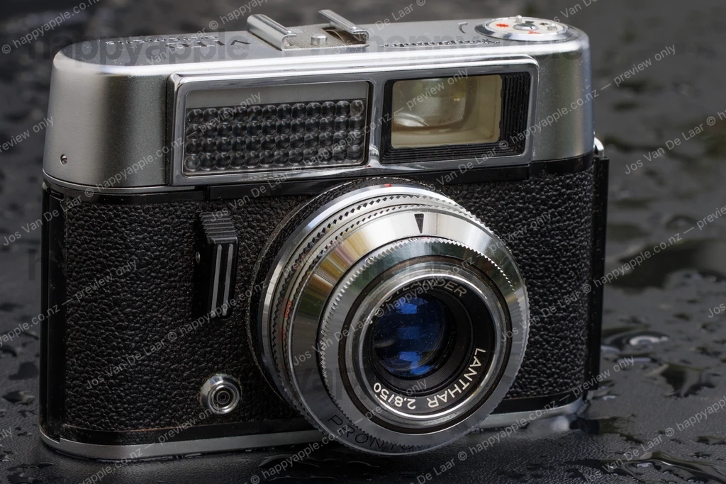 Voigtländer Vito Rangefinder — Lanthar 2.8/50 on Wet Surface — Macro photo by Jos Van De Laar