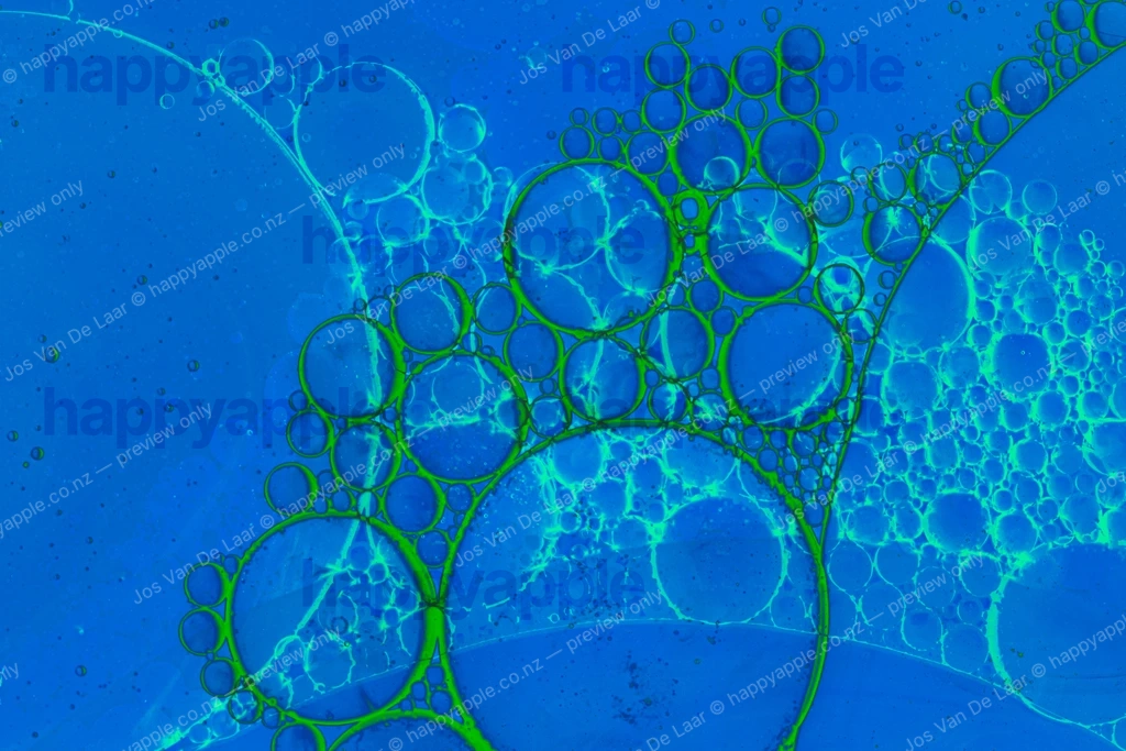 Blue and green oil and water bubbles abstract close-up — Abstract photo by Jos Van De Laar