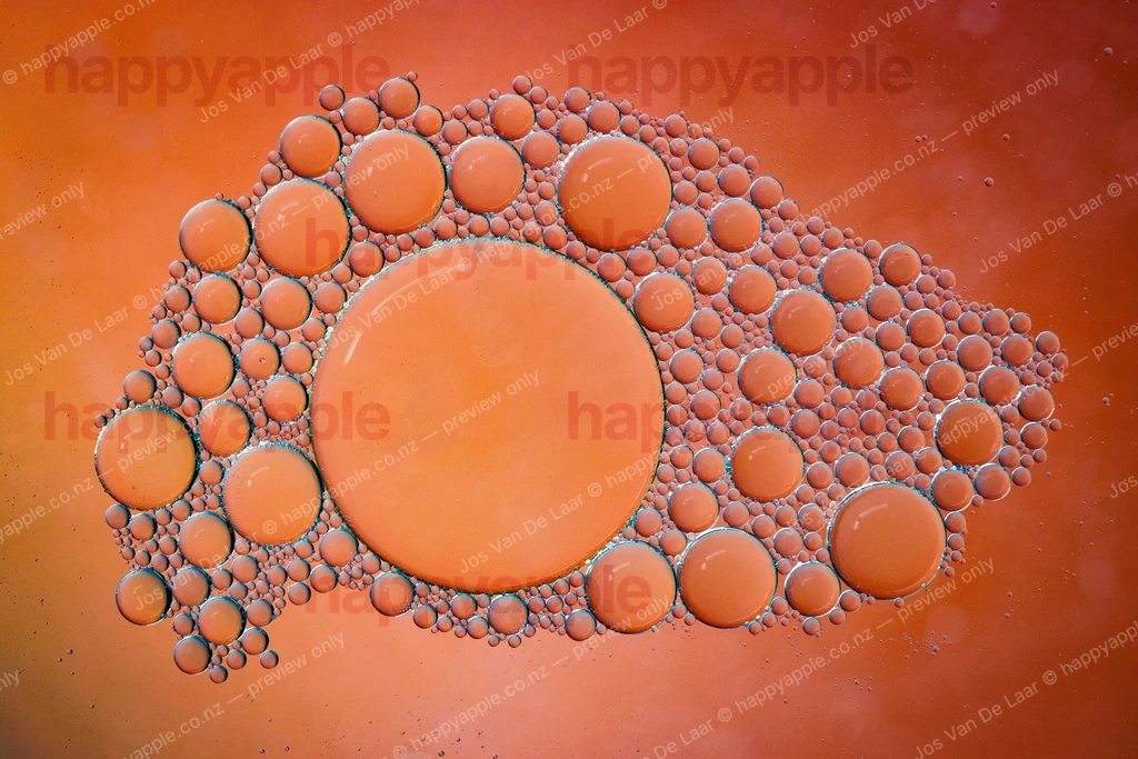 Oil and water bubbles cluster on orange background — Abstract photo by Jos Van De Laar